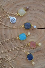 Ketting jasseron goudkleurig met glashanger en kraal half-edelsteen