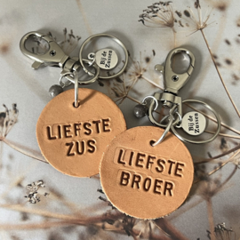 Sleutelhanger leren cirkel met tekst: liefste zus of liefste broer