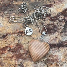 Ketting ballchain zilverkleurig met houten hart bruin/print, greywood of grijs/print