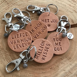 Sleutelhanger leren cirkel met tekst: met jou, you me oui, million kisses, ik hou van jou of liefde van mijn leven