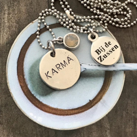 Ketting ballchain met tekst 'karma' en hanger swarovski