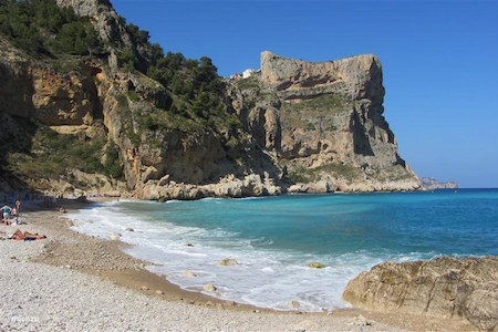 strand van El Moraig bij de Cumbre del Sol