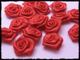 Satijnen roosjes, rood - 10 stuks - 1.5 cm.