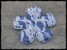 Donkerblauwe bloem met kant - 2 stuks - 6.5 cm.