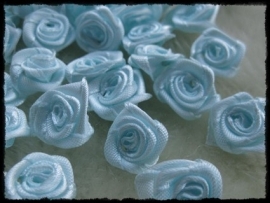 Satijnen roosjes, lichtblauw - 10 stuks - 1,5 cm.