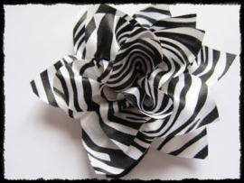 XXL-bloem - satijn met zebra print - 11.5 cm.