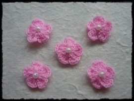Gehaakt bloemetje met pareltje roze - 4 stuks - 15-20 mm.
