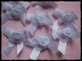 Strikje met kanten bloem en roosje, wit - 2 stuks - 2.5 cm.