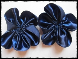 Satijnlint bloem, donkerblauw - 5 cm.