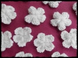 (kl) Wit gehaakte bloemetje - 4 stuks - 2 cm.