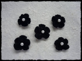Gehaakt bloemetje met pareltje zwart - 4 stuks - 15-20 mm.
