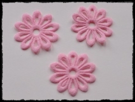 Opengewerkte bloemen van vilt, roze - 4 stuks - 3,5 cm.