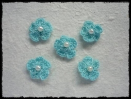 Gehaakt bloemetje met pareltje blauw - 4 stuks - 15-20 mm.
