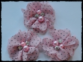 XL-bloem - chiffon met strass en parel, roze polkadot - 5 cm.