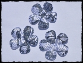Satijnen bloemetjes, wit met donkergrijs kant - 4 stuks - 3,5 cm.