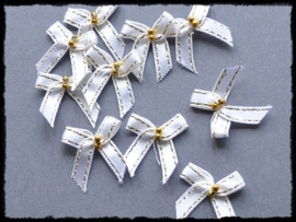 Wit strikje met goud randje en kraaltjes - 4 stuks - 3 cm.