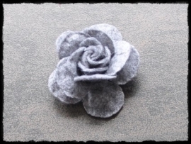 Vilten roos - grijs  - 5 cm.