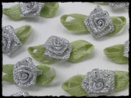 Roosjes met blad, zilver glitter - 10 stuks