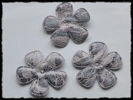 Satijnen bloemetjes, grijs met lichtroze kant - 4 stuks - 47mm