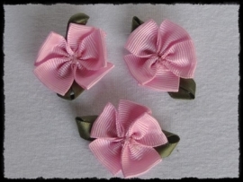Grosgrain bloemetje met blad, roze - 4 stuks - 4 cm.