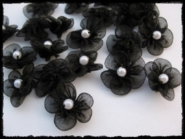 Kleine organza bloemetjes met pareltje, zwart - 4 stuks - 18mm.