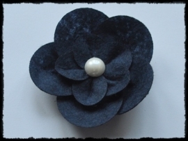 Vilten bloem met parel, donkerblauw - 7.5cm.