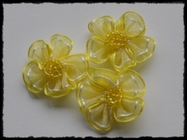 Organza bloemetje met kraaltjes, geel - 3 stuks - 3 cm.