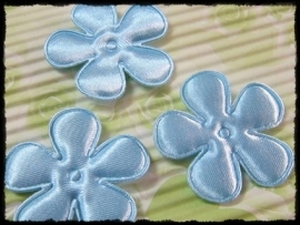 Satijnen bloemetjes, lichtblauw - 4 stuks - 3.5 cm.