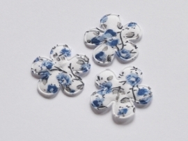 Katoenen bloemetjes, wit met blauwe roosjes - 4 stuks - 25mm.