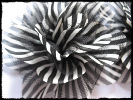 XXL-bloem - gestreept met tule, zwart - 10 cm.