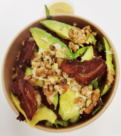 Salade Avocado, bacon en walnoten met honing-mosterddressing (apart)