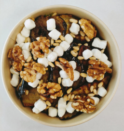 Salade gegrilde aubergine, geitenkaas, walnoten en pijnboompitten en honing-mosterdsaus (apart)