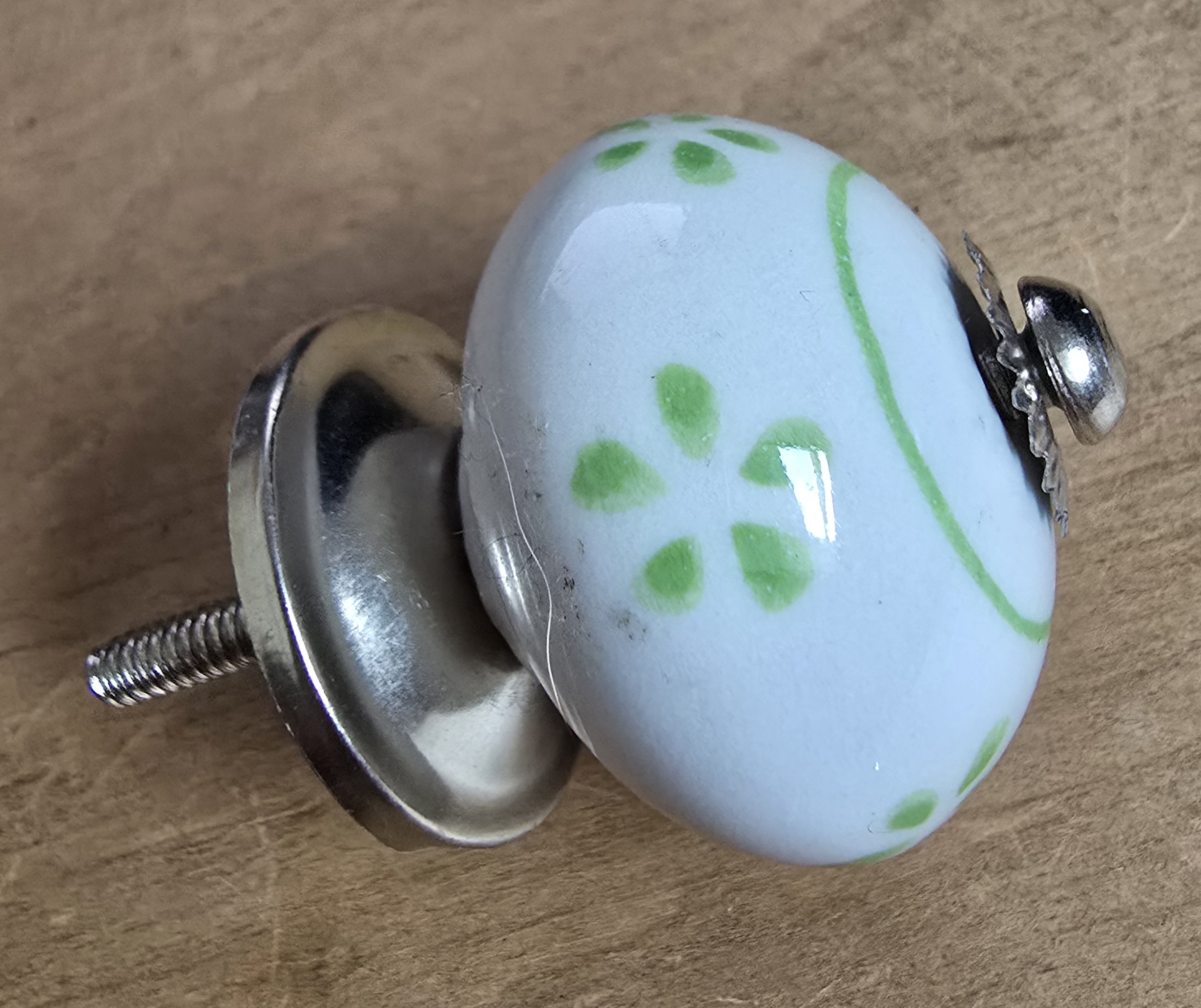 Porseleinen knop wit met groen patroon