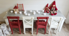 Scandinavische of kruis stoeltjes in vintage / brocante look