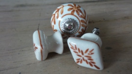 Witte porseleinen knop met licht bruine print