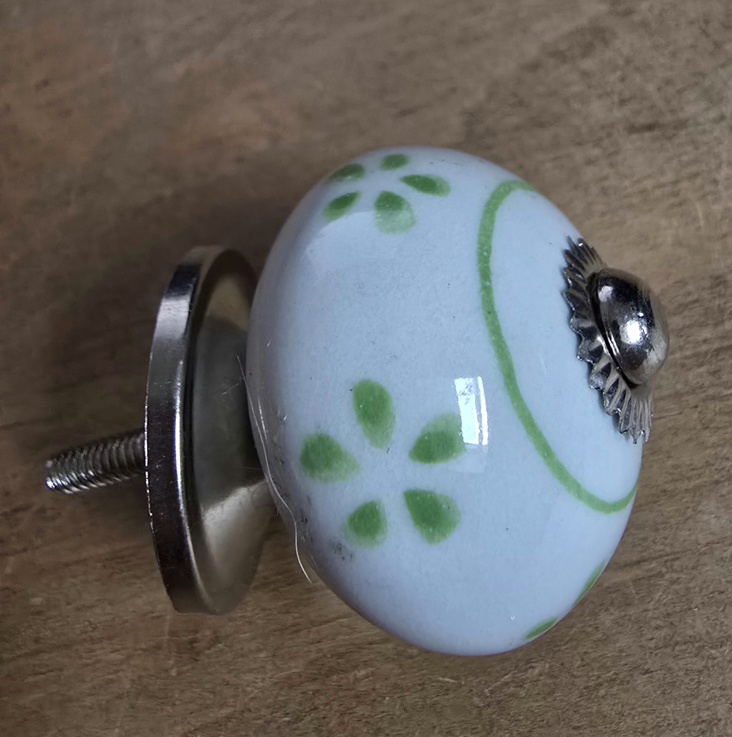 Porseleinen knop wit met groen patroon