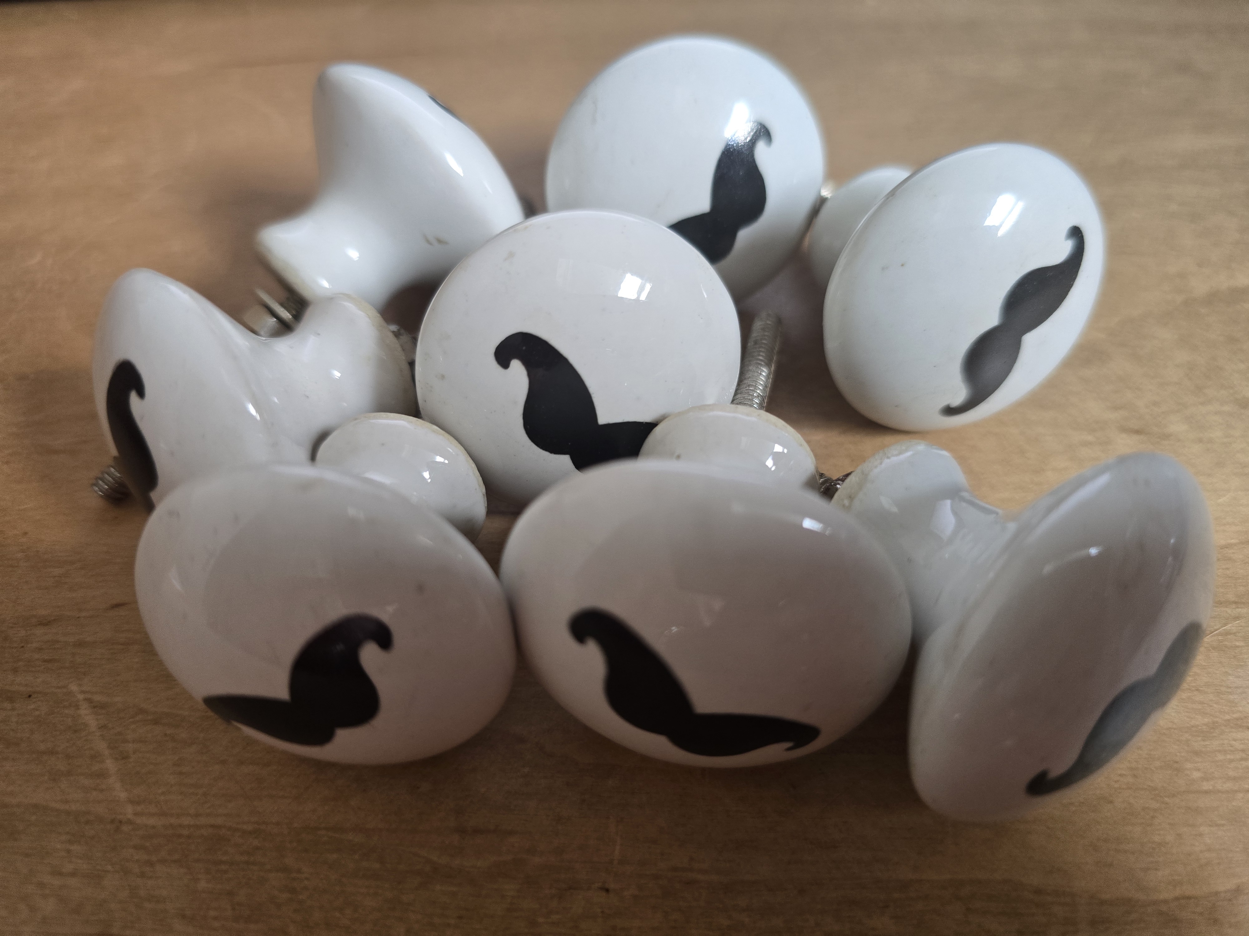 Witte knop met zwarte snor porselein