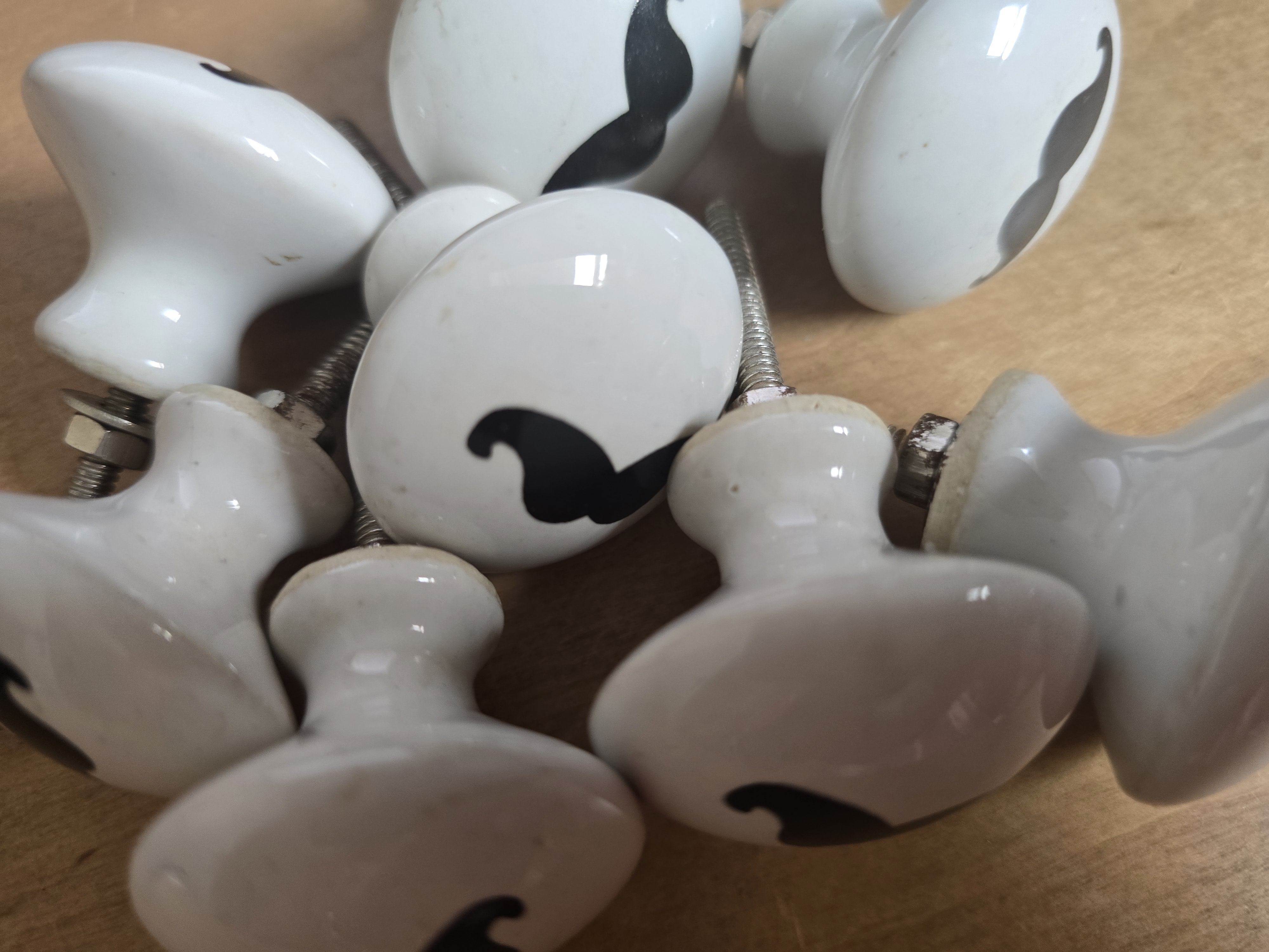 Witte knop met zwarte snor porselein