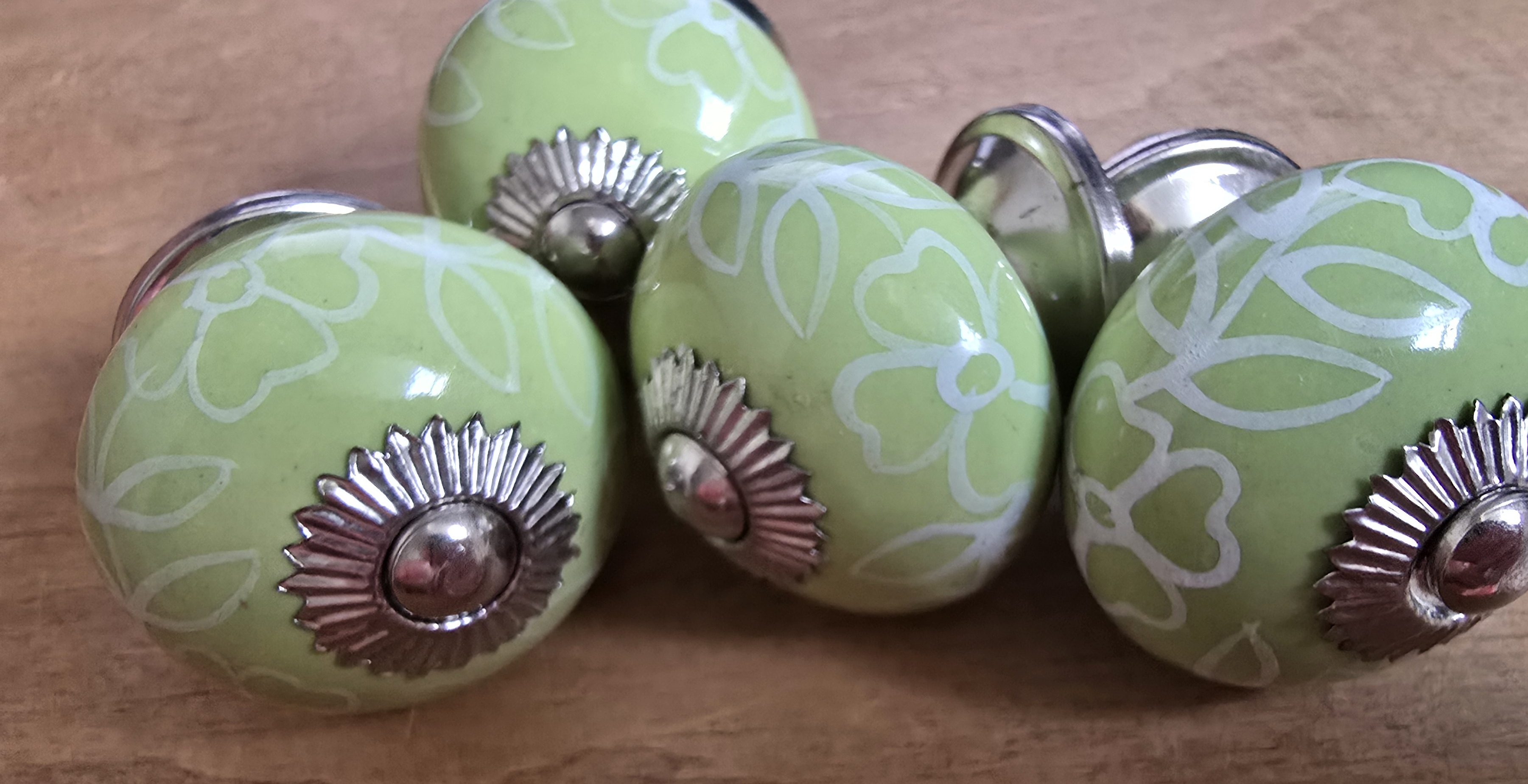 Groene porseleinen meubelknop kastknop met witte print