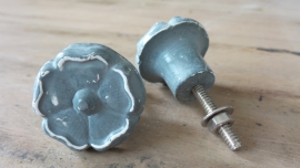 Metalen old look meubelknopje grijs