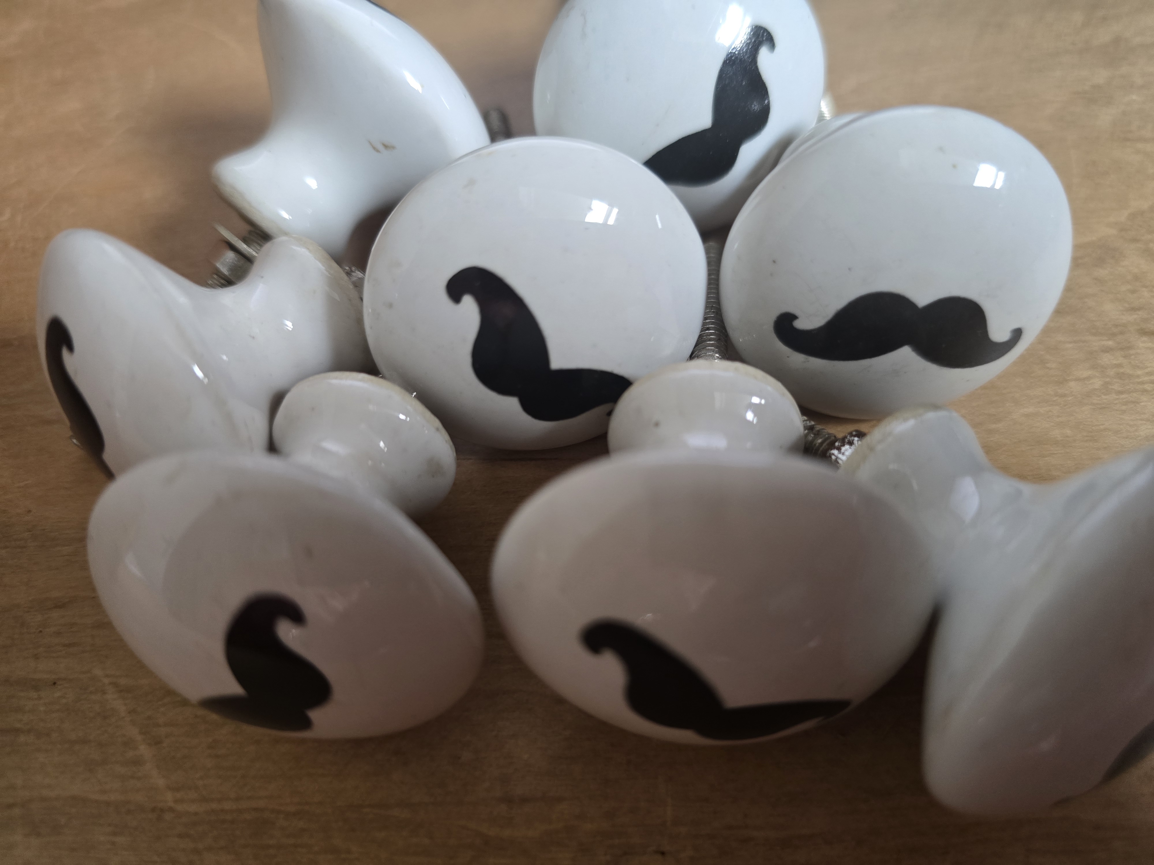 Witte knop met zwarte snor porselein