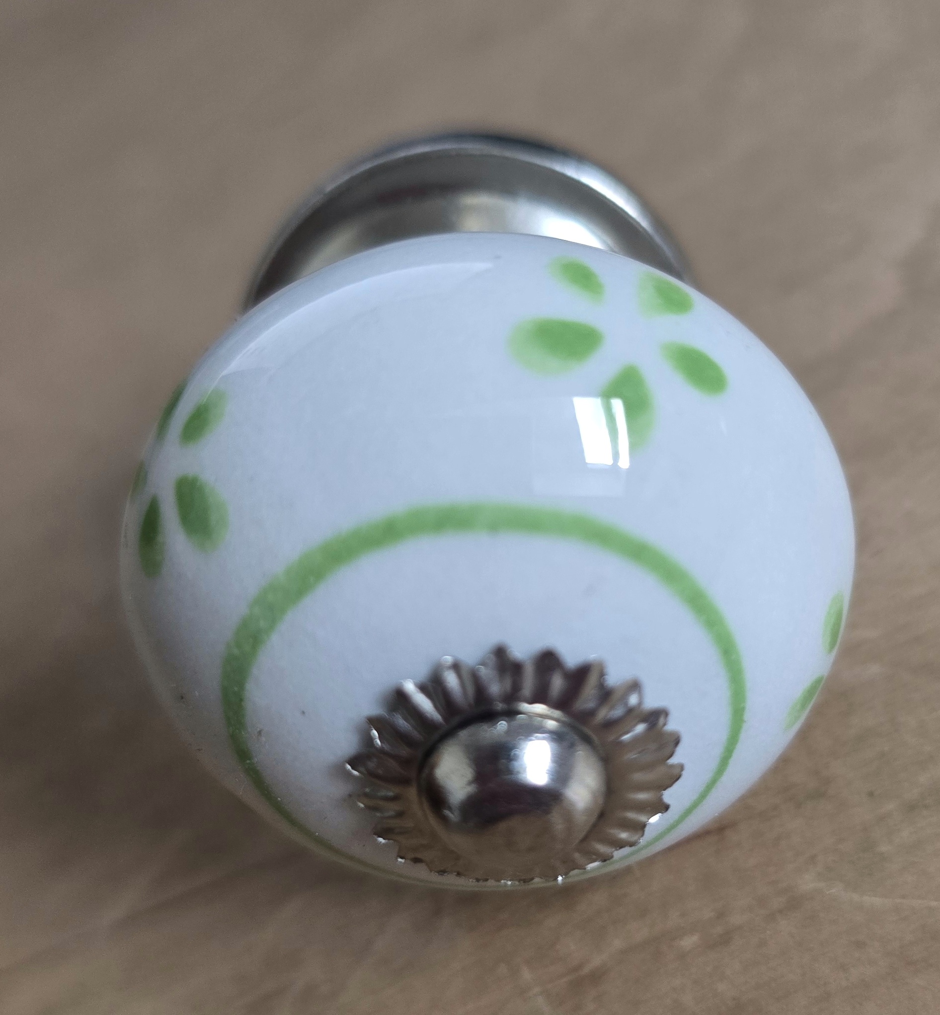 Porseleinen knop wit met groen patroon