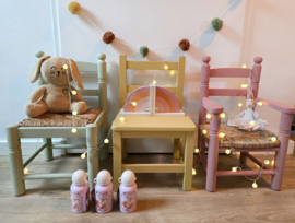 Houten kinderstoeltje in geel