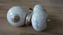 Ronde witte porseleinen meubelknop met grijze print