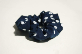 12012 - Donkerblauw met witte stippen scrunchie