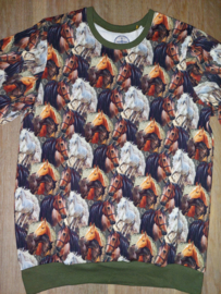 3564 - Paarden  sweater maat 134-140 en 146-152