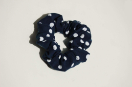 12012 - Donkerblauw met witte stippen scrunchie