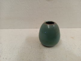 2 kleine witte vaasjes 4 cm. / 2 little white vases 1.57 inch.