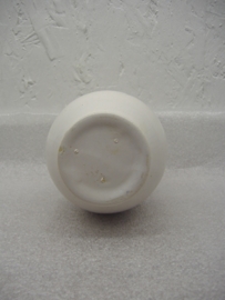Vaasje in wit 10 centimeter. Erica / Little vase in white 3.9 inch. Erica