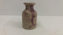 J vaasje in grijs rood 6.5 cm. / Little J vase in gray and red